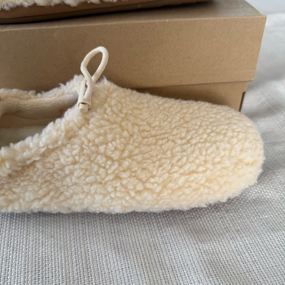 UGG PLUSHY SLIPPERS - Picture 5 of 10
